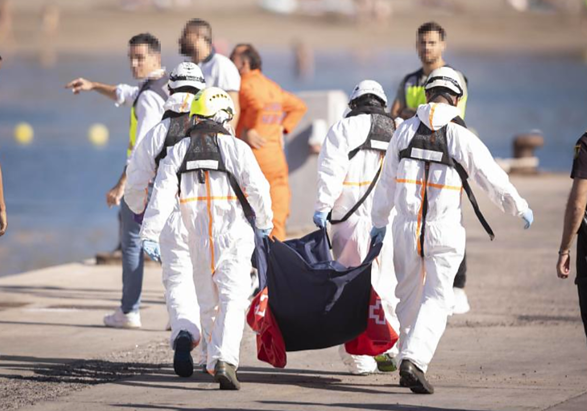 Traslado de un cuerpo de un migrante fallecido en un cayuco a la deriva a unos 300 kilómetros de El Hierro en el mes de enero