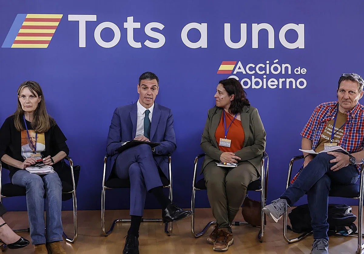 Imagen de archivo de Rosa Álvarez, presidenta asociación Víctimas Mortales Dana 29-0; el presidente del Gobierno, Pedro Sánchez; y los presidentes de las otras asociaciones, Mariló Gradolí y Christian Lesaec, en la reunión de mayo