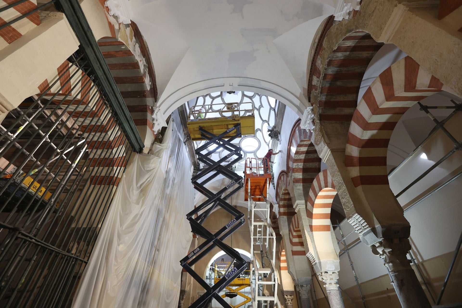 La Mezquita-Catedral de Córdoba un mes después del incendio, en imágenes