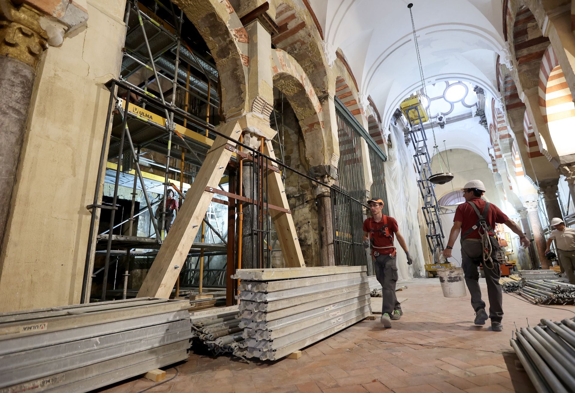 La Mezquita-Catedral de Córdoba un mes después del incendio, en imágenes