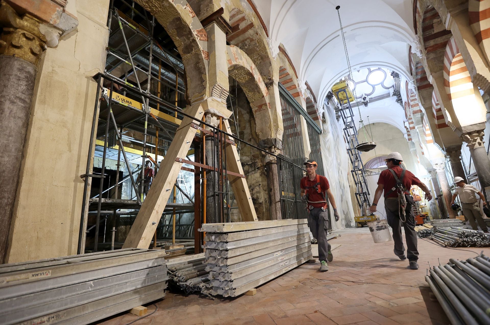 La Mezquita-Catedral de Córdoba un mes después del incendio, en imágenes