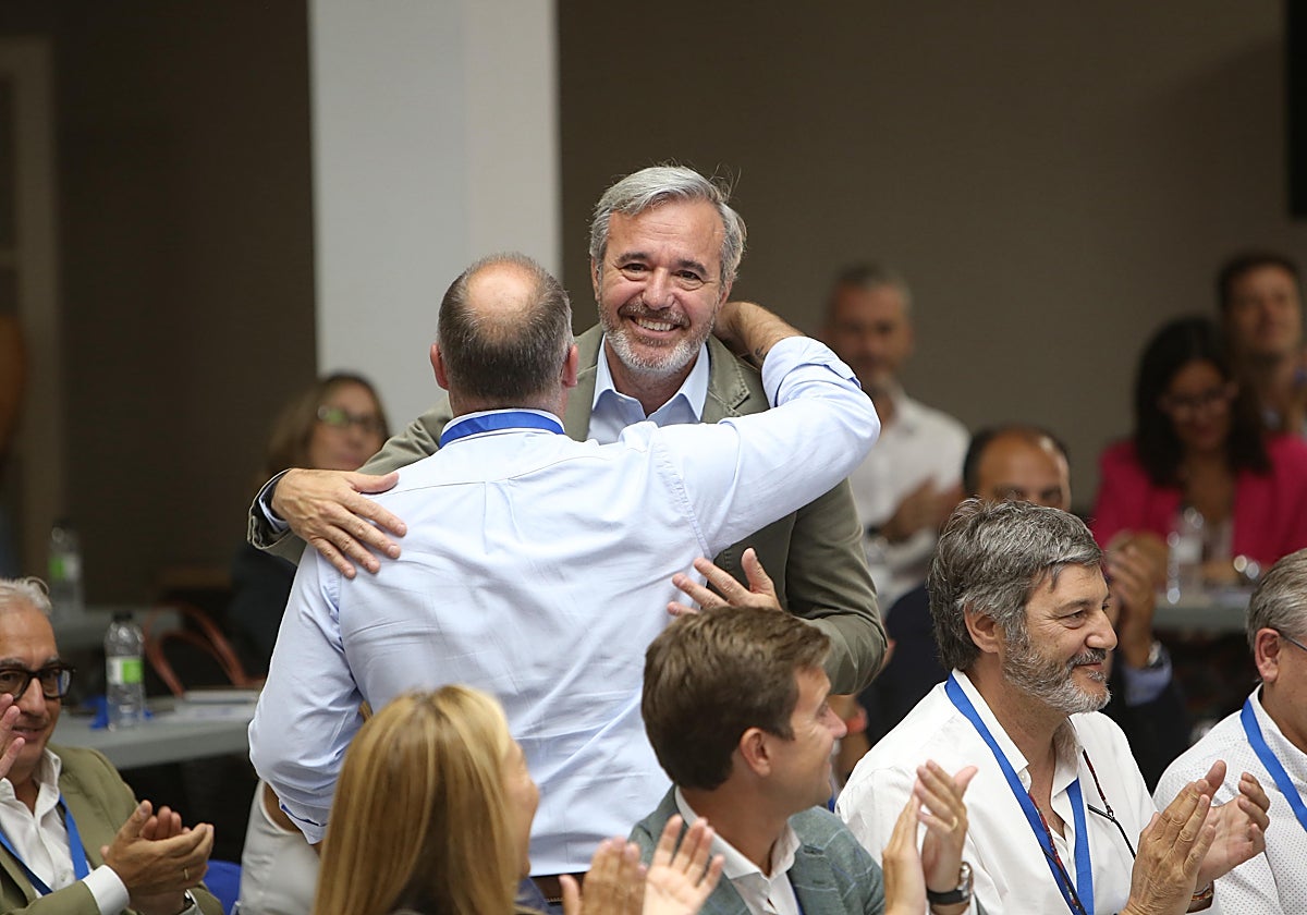 Jorge Azcón recibe el saludo de Miguel Tellado, en el acto celebrado este viernes en Tarazona