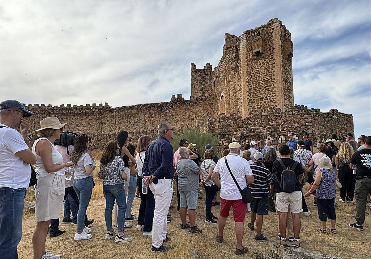 Participantes en las actividades impulsadas en el castillo de San Martín de Montalbán