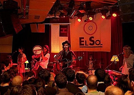 Imagen secundaria 1 - Arriba, la tienda-restaurante Bosco. Abajo, un concierto en la sala El Sol y el panteón de la familia Flores