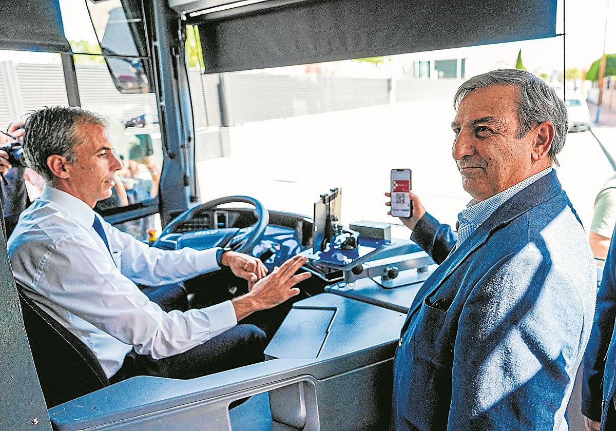 El consejero de Movilidad, José Luis Sanz Merino, en Arroyo de la Encomienda (Valladolid) en el día de la puesta en marcha Buscyl