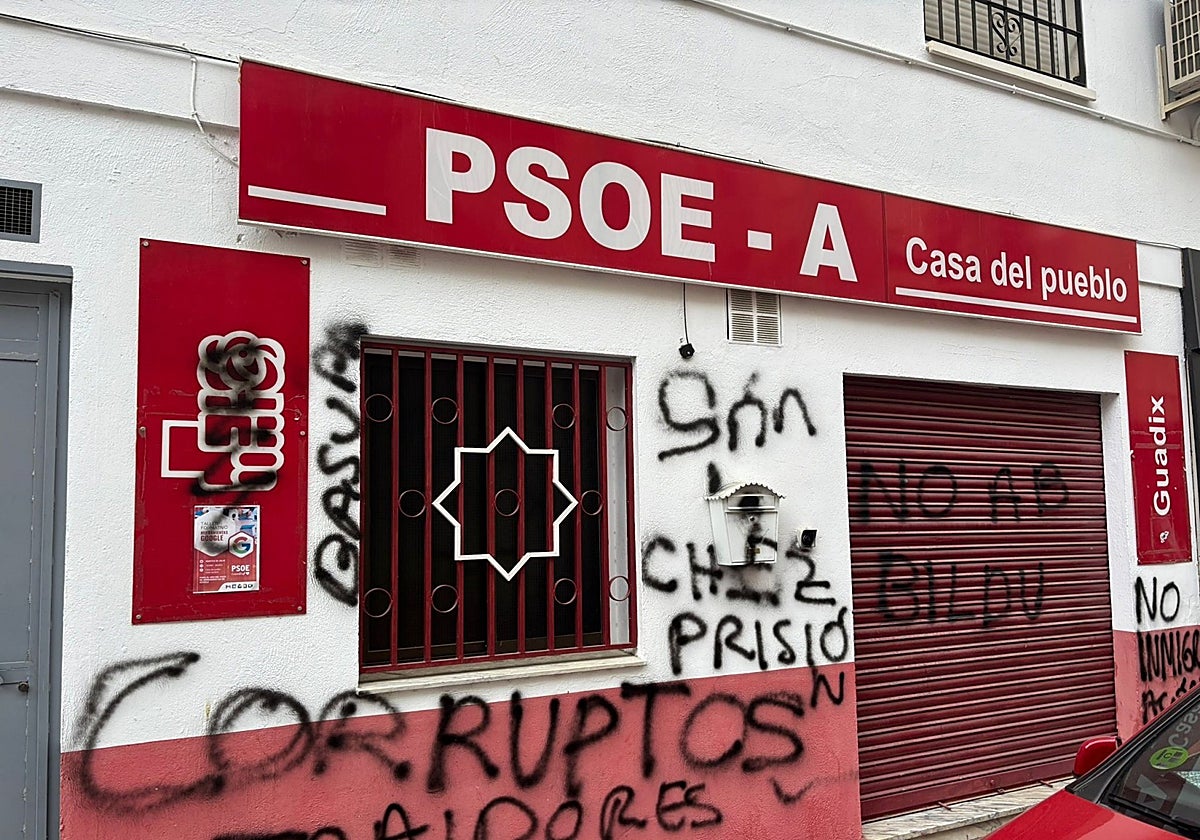 Pintadas en la fachada de la sede