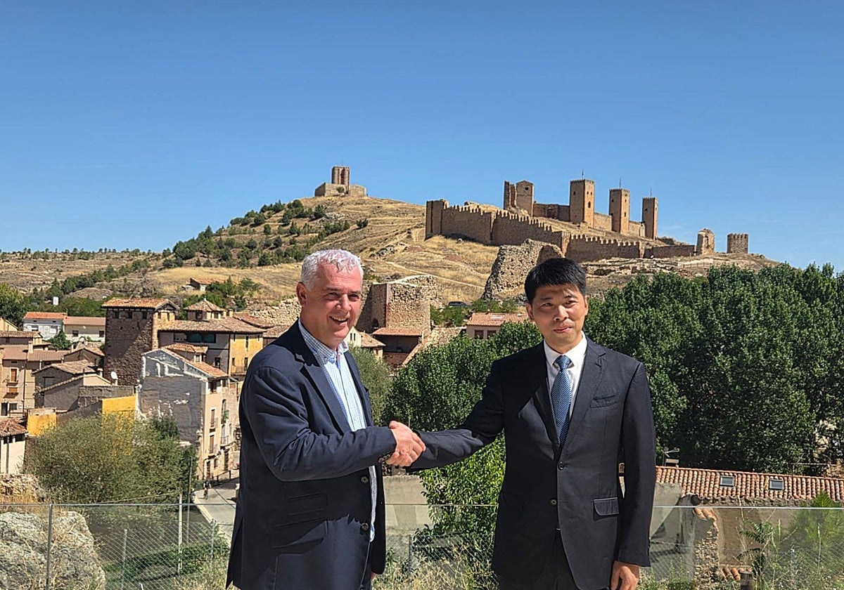 El acuerdo fue firmado por el presidente de la Diputación de Guadalajara, José Luis Vega, y el primer subdirector del Comité Administrativo del geoparque de Lusham, Xiong Du Ming