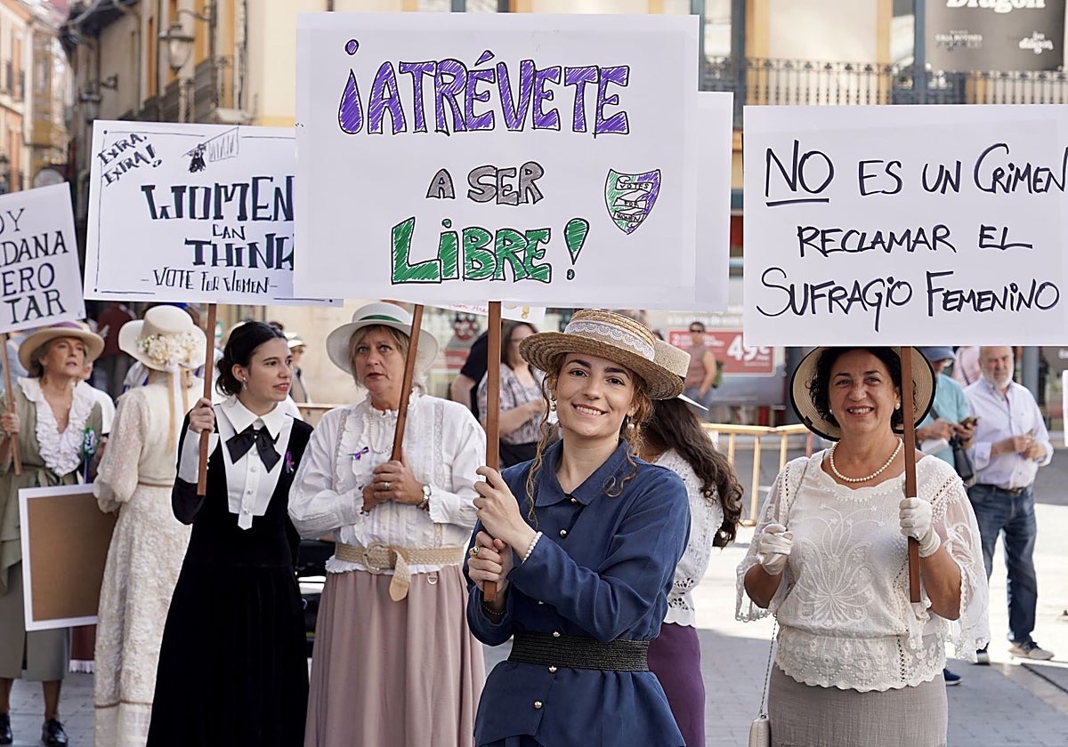 Recreación de una manifestación sufragista en la Feria Modernista de León