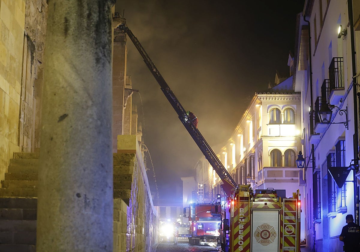 Trabajos de extinción del incendio en la Mezquita-Catedral de Córdoba
