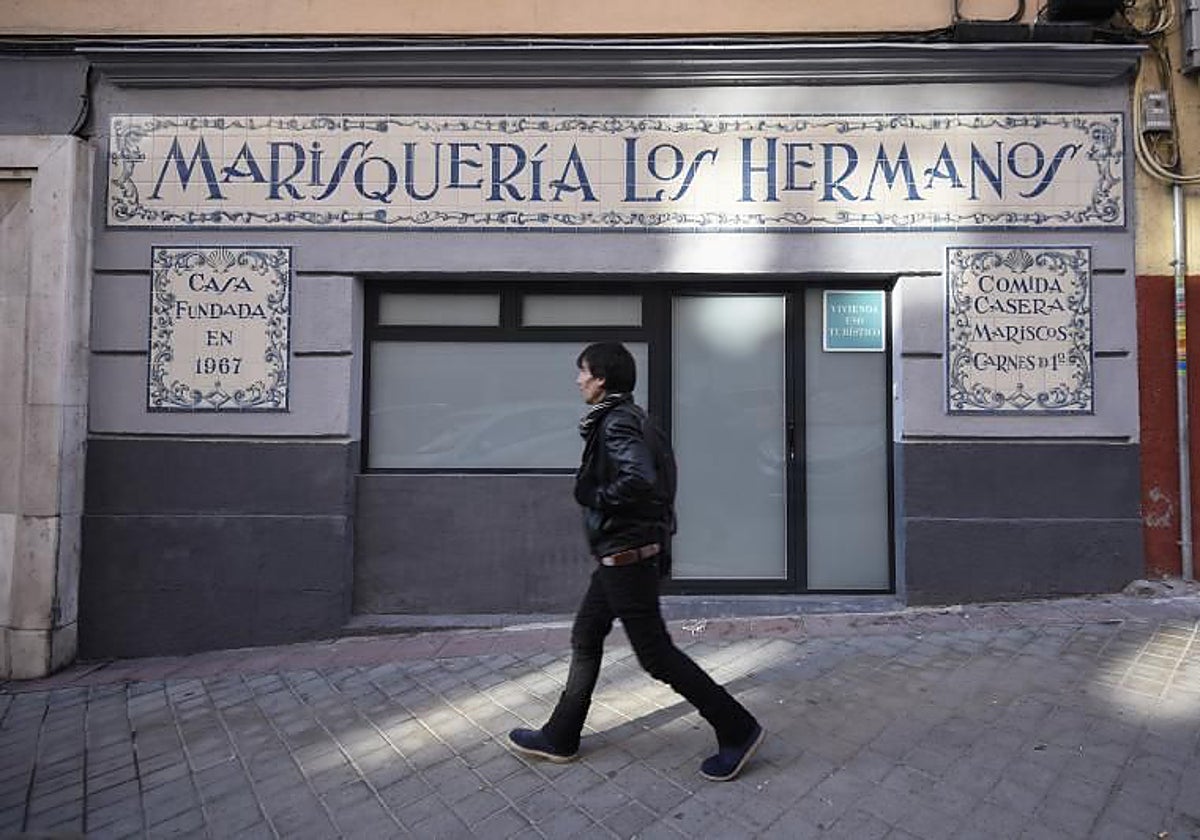 Un paseante ante un antiguo comercio de la calle Valderribas