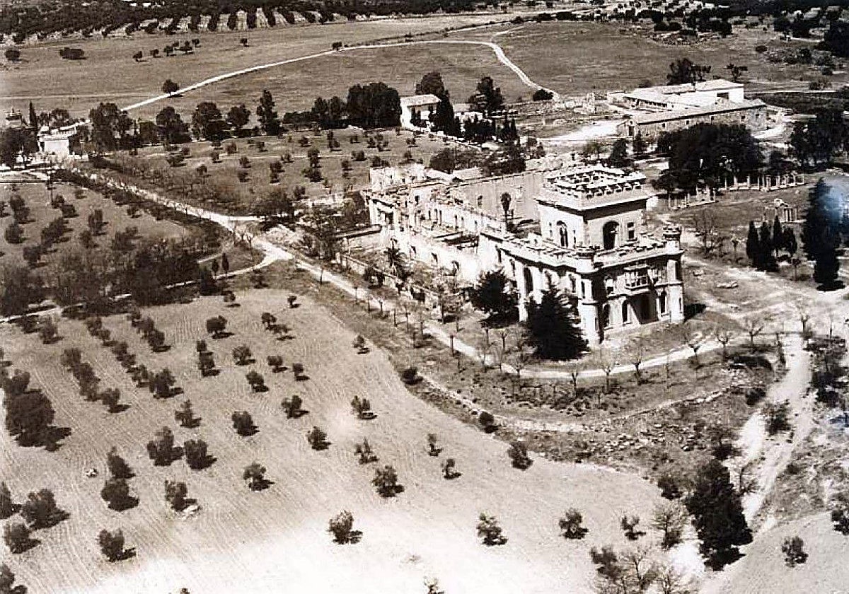 En 1972 el palacio de la Sisla aún mostraba el aspecto que dejó la guerra civil. En 1975 el propietario, Álvaro Jofre dinamitó este conjunto al ser expropiado para ampliar el campo de tiro de la Academia. Archivo Municipal de Toledo