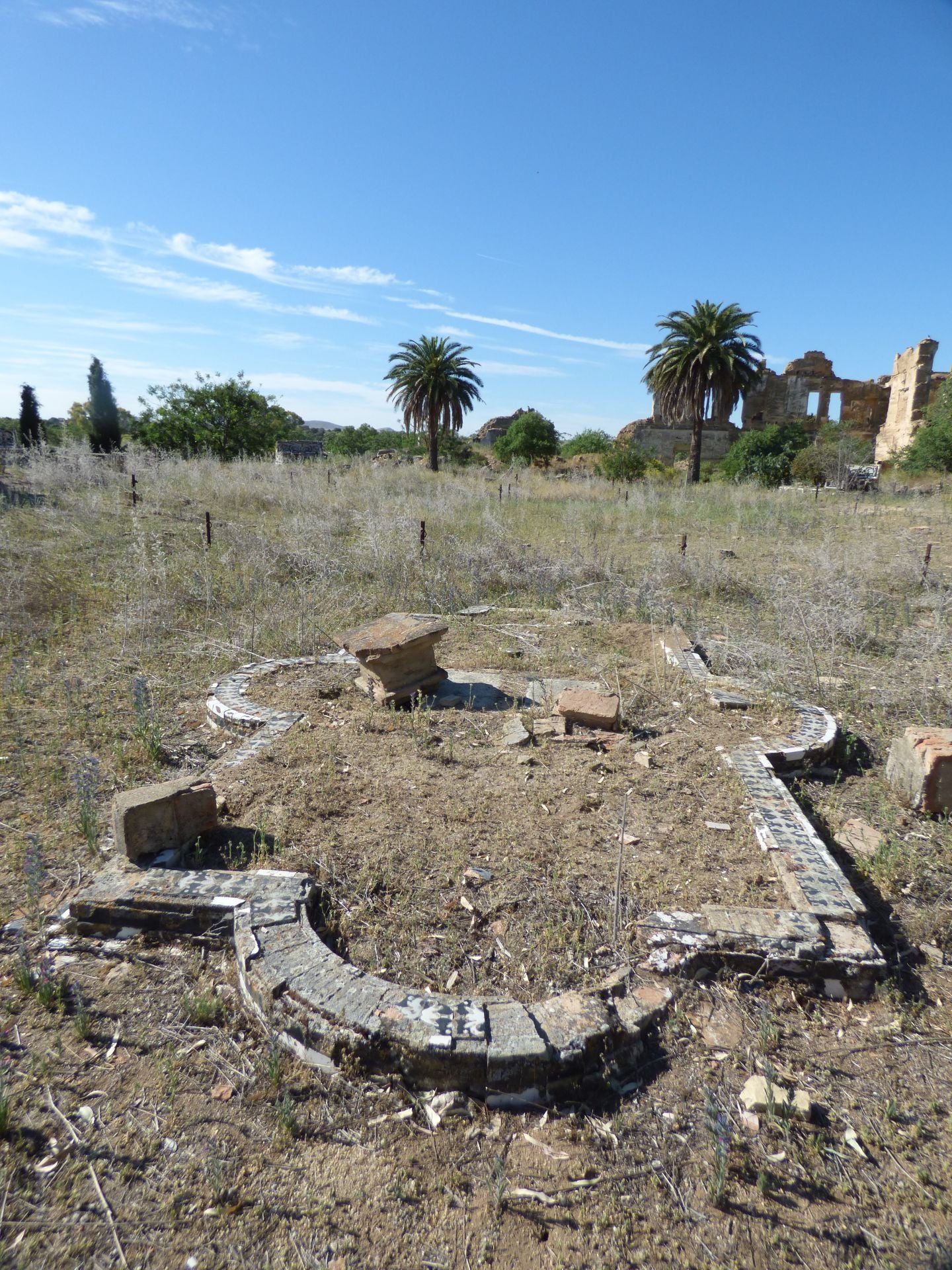 Restos de un parterre en 2019 en torno a una desaparecida estatua que se situó en medio del jardín (Foto Rafael del Cerro)
