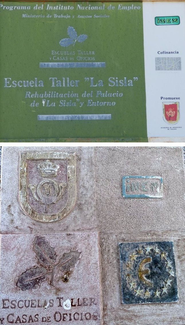 Cartela informativa y placa de la 'Escuela Taller' en el entorno del antiguo palacio de la Sisla. Los primeros trabajos se dedicaron a habilitar espacios para clases, servicios, una edificación polivalente y talleres para diferentes oficios (Foto Rafael del Cerro)