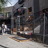 El hotel okupa de San Blas suma 78 desalojos y 206 expedientes de usurpación: «Esto es un gueto social»