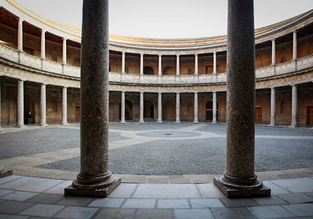 Interior del Palacio de Carlos V, edificio rompedor y pionero del Renacentismo en España