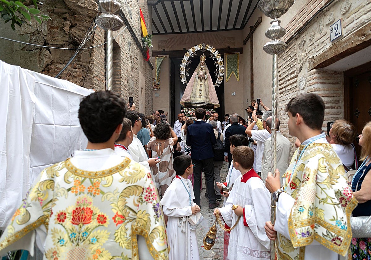 La Virgen de los Remedios sale de la Iglesia de San Miguel el Alto