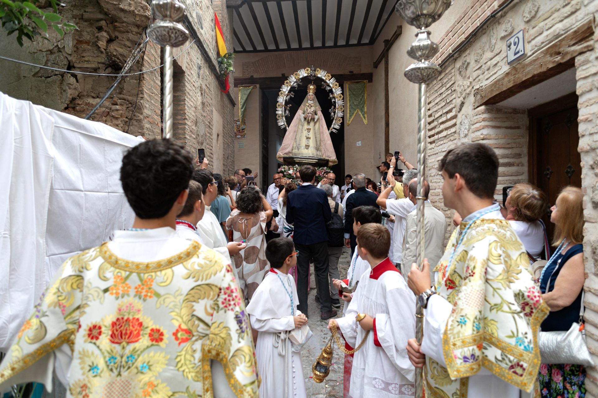 Lluvia de pétalos y fervor popular en Toledo por la Virgen de los Remedios
