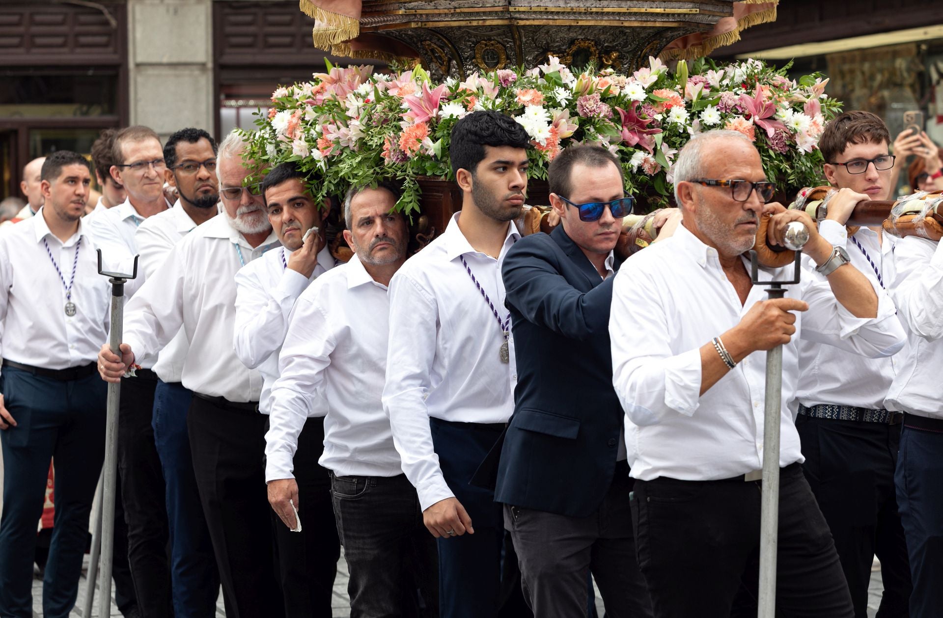Lluvia de pétalos y fervor popular en Toledo por la Virgen de los Remedios