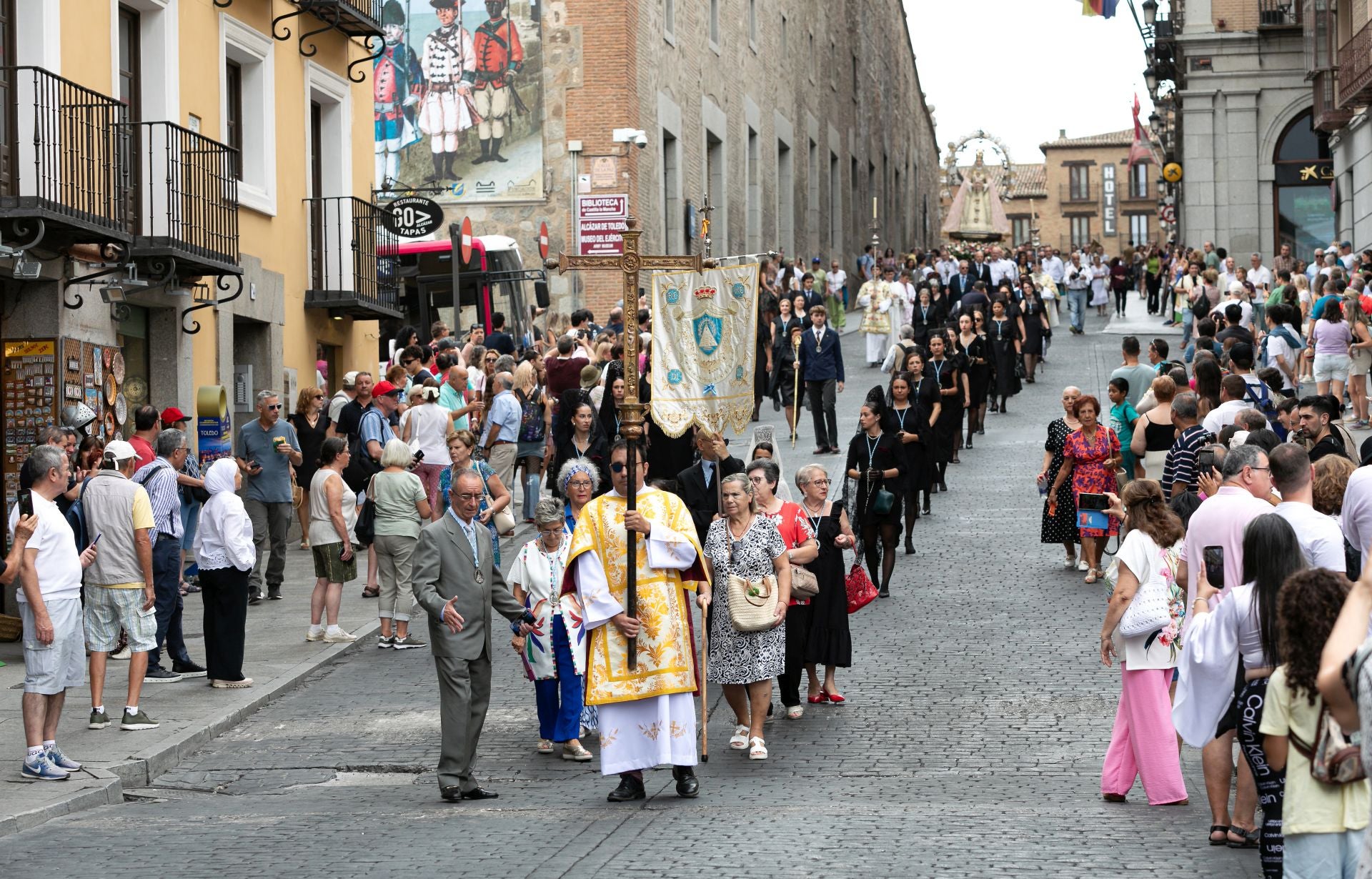 Lluvia de pétalos y fervor popular en Toledo por la Virgen de los Remedios