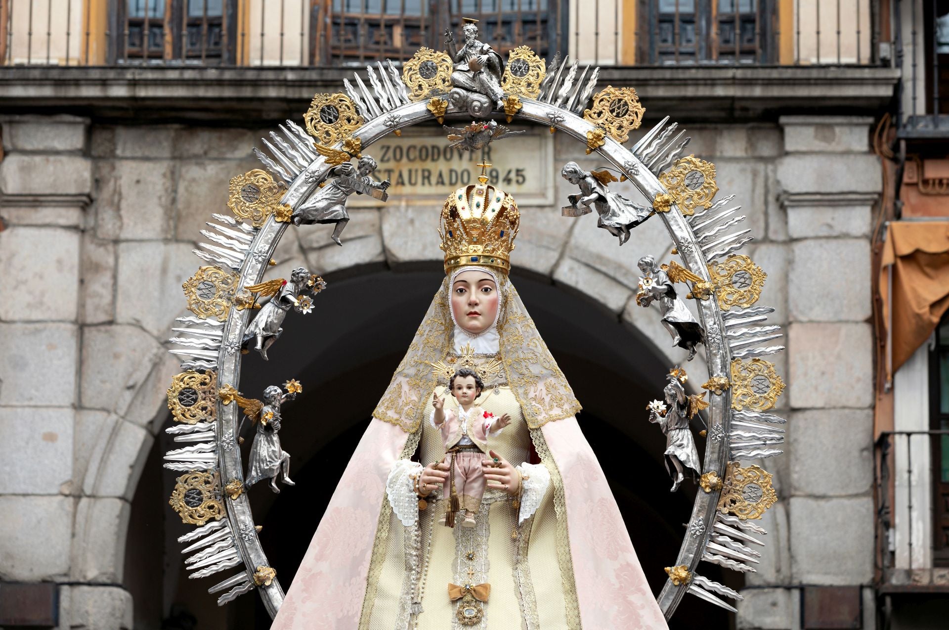 Lluvia de pétalos y fervor popular en Toledo por la Virgen de los Remedios