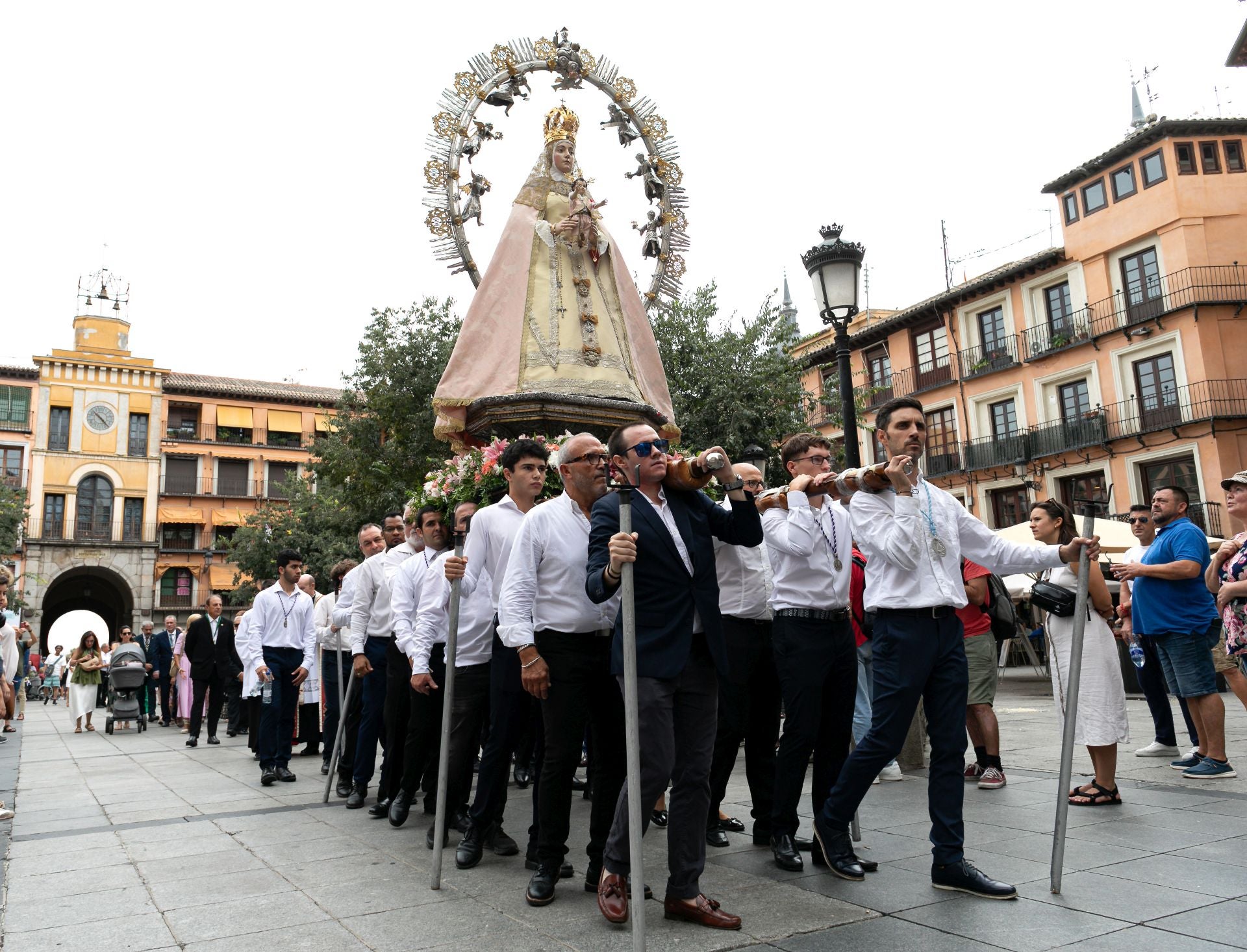 Lluvia de pétalos y fervor popular en Toledo por la Virgen de los Remedios