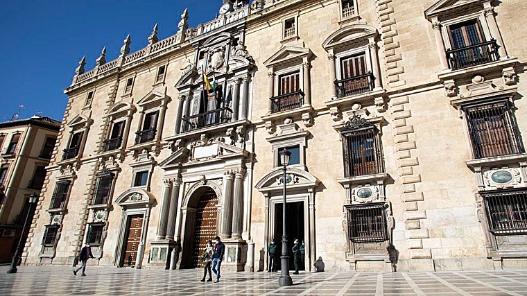 Granada creció bajo el diseño auspiciado por el rey y eso se tradujo en puntos como la Plaza Nueva