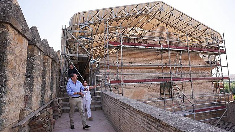 El alcalde, en agosto, visitando las obras del Alcázar
