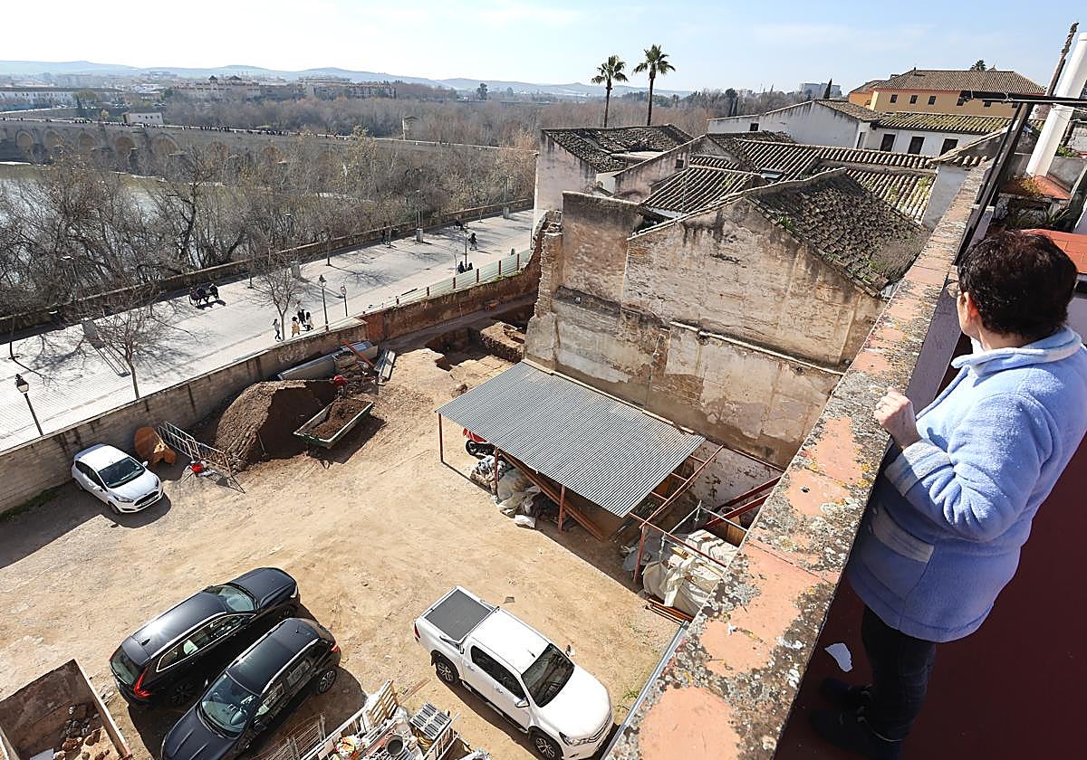 Una mujer observa el solar en el que se levantará el nuevo Archivo de la Mezquita-Catedral