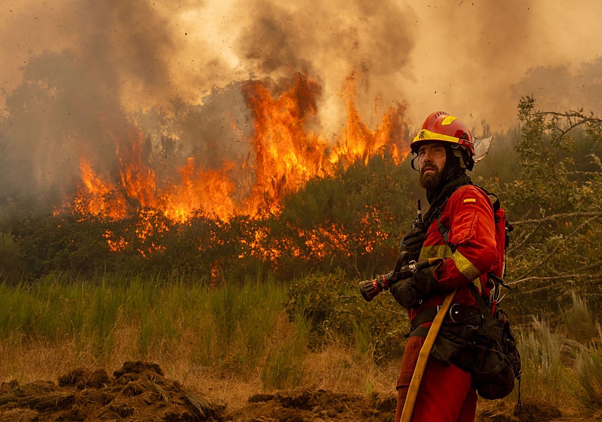 Brigadista actuando en los incendios que asolaron Orense este agosto