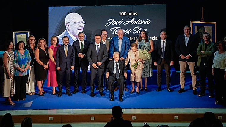 Foto de familia tras el homenaje al alcalde de Chercos, José Antonio Torres