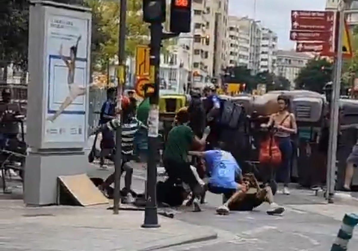 Imagen del vídeo de la pelea entre jóvenes en el centro de Valencia