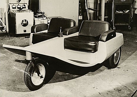 Imagen secundaria 1 - Arriba, los hermanos Jarret con su prototipo. Abajo, dos imágenes del vehículo eléctrico