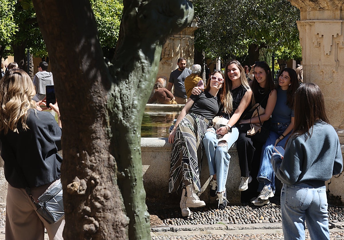 Un grupo de chicas se hace una foto en el Patio de los Naranjos