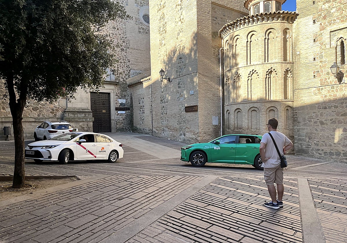 Un taxi y un bol, en la plaza de Santo Domingo el Antiguo de Toledo
