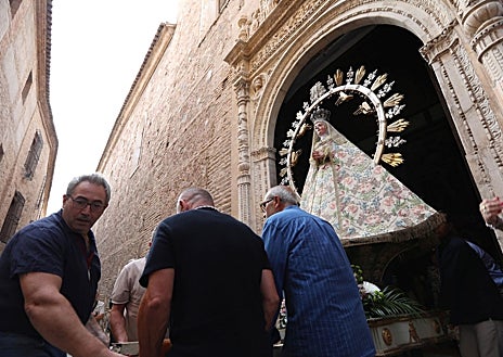 Imagen secundaria 1 - Sobre estas líneas, diferentes momentos de la pequeña procesión de la Virgen de la Salud de San Clemente 