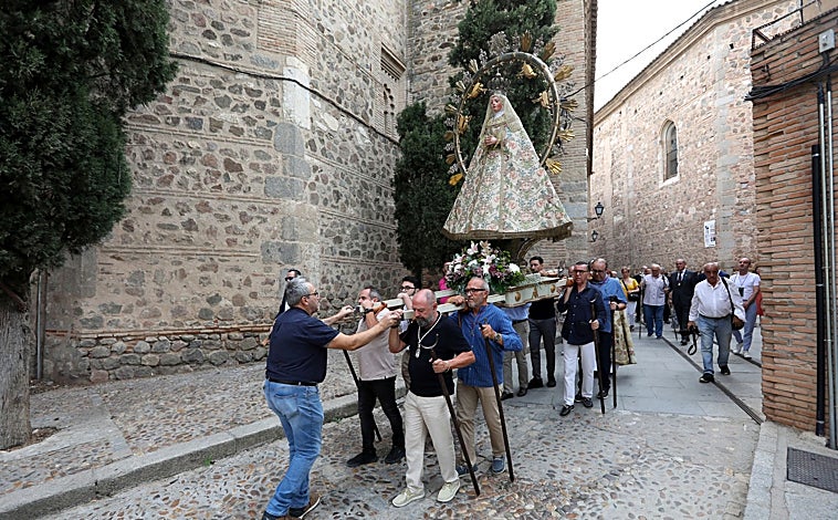 Imagen principal - Sobre estas líneas, diferentes momentos de la pequeña procesión de la Virgen de la Salud de San Clemente 