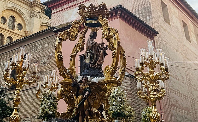 Imagen principal - Imágenes de la Virgen de la Victoria recibida por miles de fieles a su salida de la Catedral de Málaga