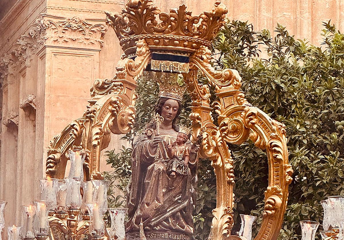 La Virgen de la Victoria saliendo de la Catedral de Málaga