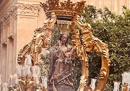 La Virgen de la Victoria genera fervor en su paso por las calles de Málaga: «Es lo más grande, voy a venir a rezarle hasta que me muera»