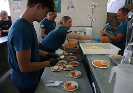 La Velá de la Fuensanta de Córdoba dice adiós con diez platos de salmorejo por minuto