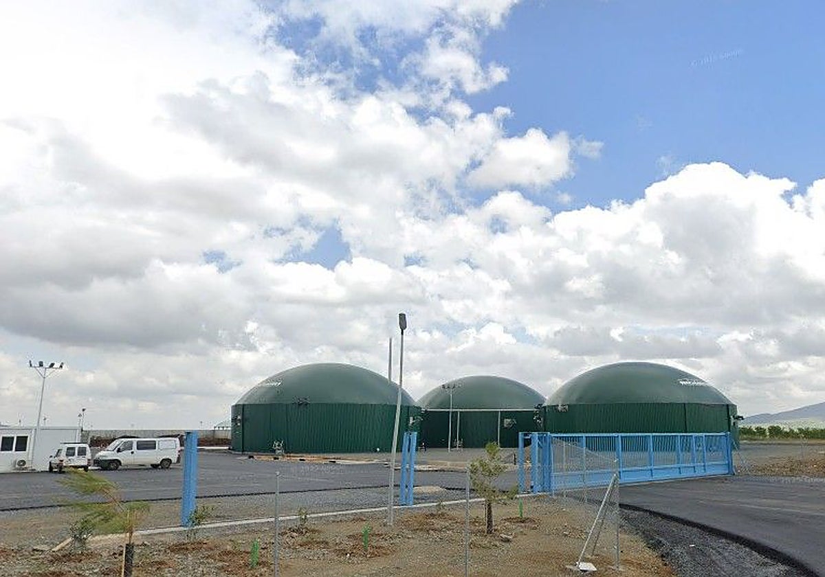 La planta está situada en la parcela 149 del polígono 3 de Noez, con una superficie de 12,4 hectáreas, en el paraje llamado Cerro Pelado