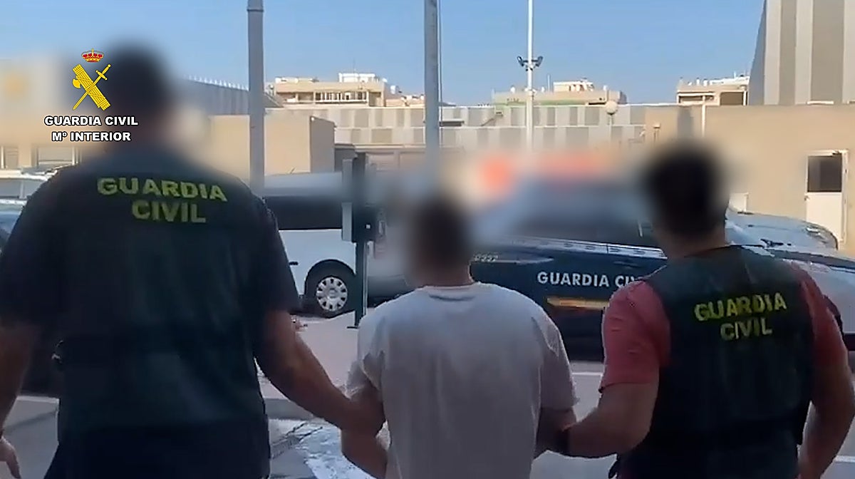 Imagen de dos agentes de la Guardia Civil con uno de los detenidos