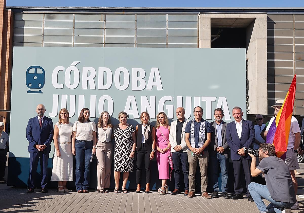 Foto de la familia de Julio Anguita y de las autoridades ante el cartel con la denominación de la estación