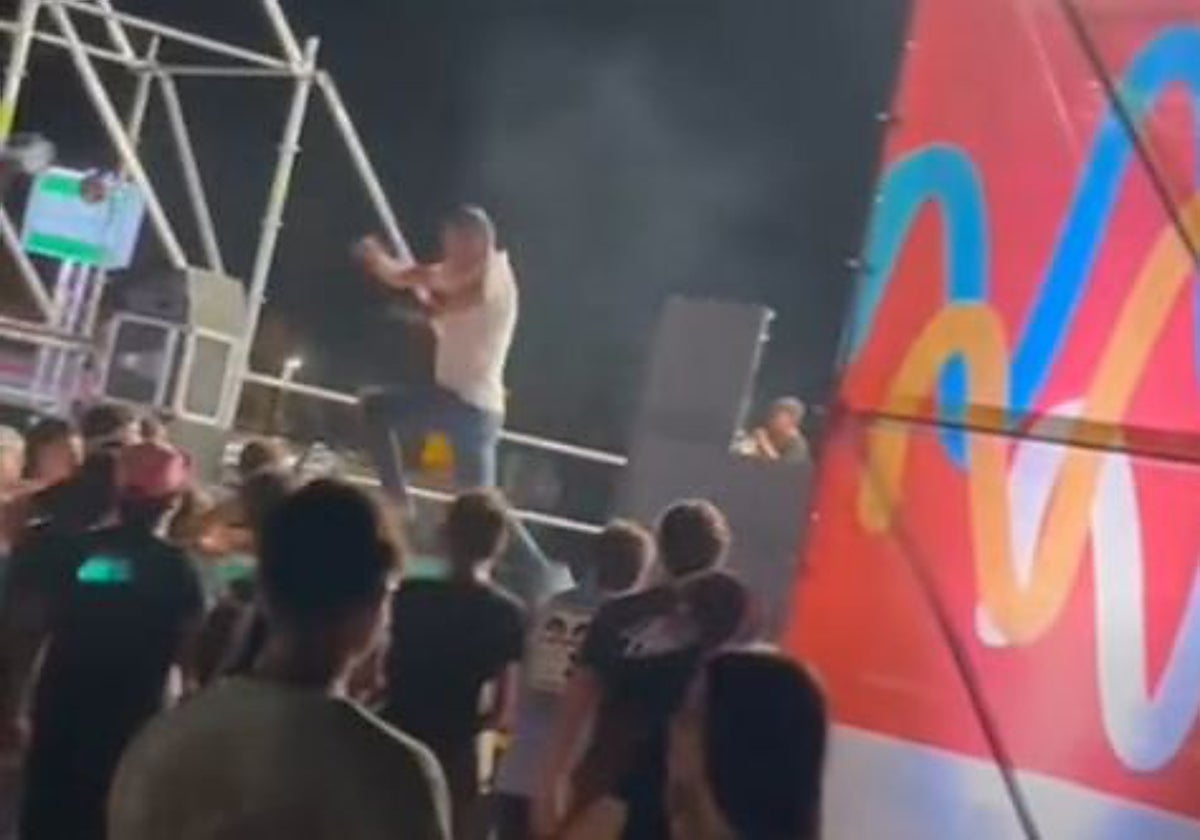 Fotograma de uno de los vídeos difundidos en redes sociales, en el que se puede ver al concejal saltando desde el escenario