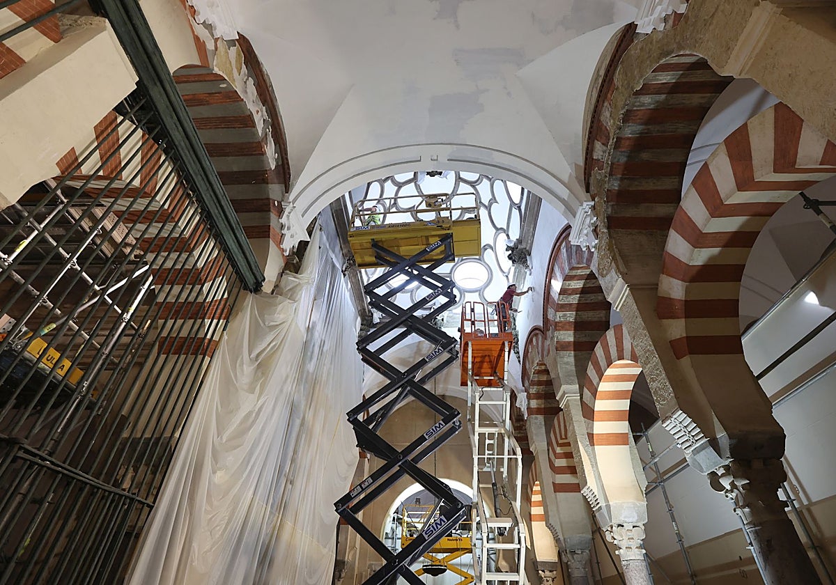 Obras de urgencia en la Mezquita-Catedral de Córdoba tras el incendio