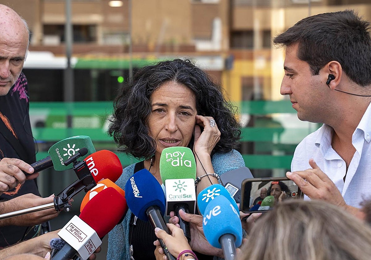 Patricia Ramírez, madre de Gabriel Cruz, atiende a los medios a la salida de los juzgados en Almería