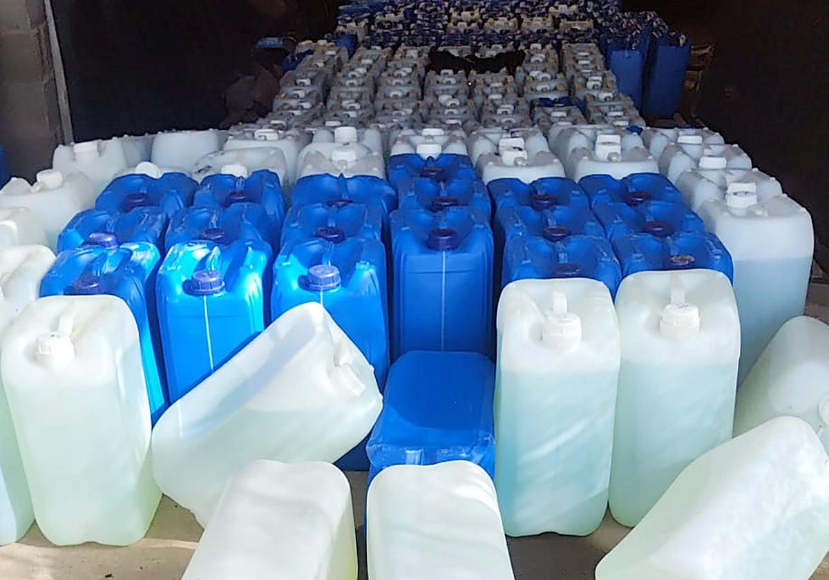 Cientos de petacas de gasolina incautadas por la Guardia Civil en Adra