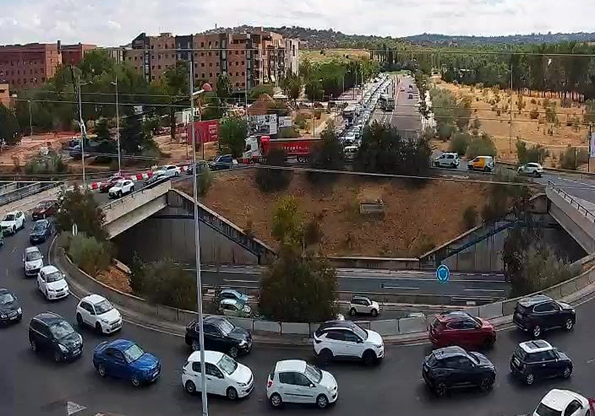 Rotonda de acceso al barrio del Polígono y al centro comercial 'Luz del Tajo'