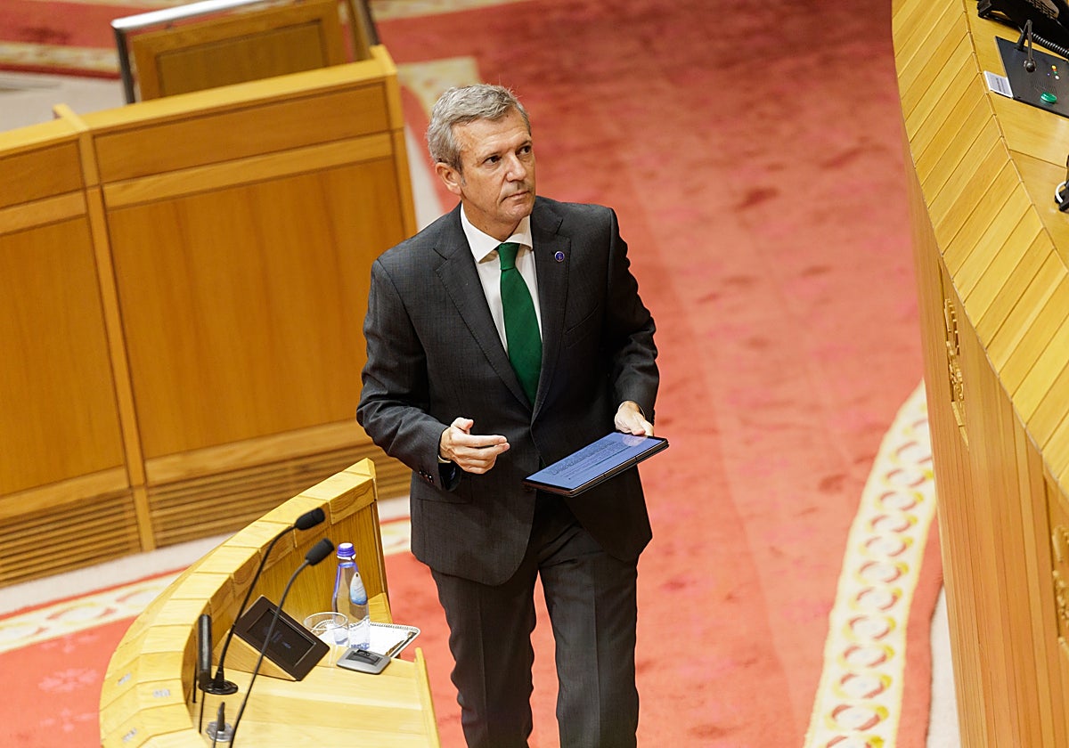Alfonso Rueda, accediendo a la tribuna de oradores del Parlamento gallego