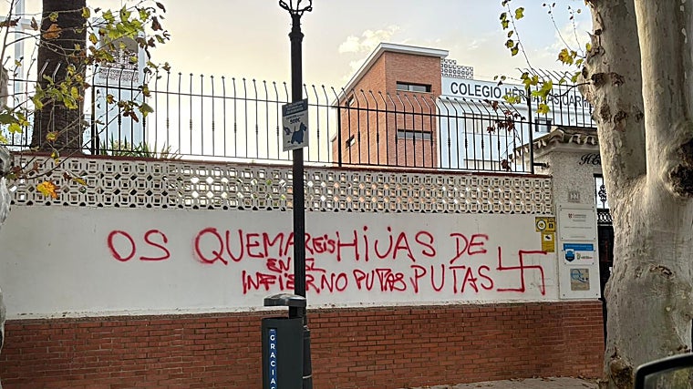 Pintadas que aparecieron en la fachada del Colegio Madre Asunción